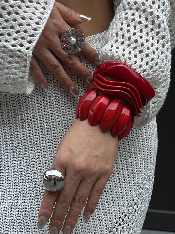 Ensemble de bracelets larges en résine rouge pour la vente par Lyonlee