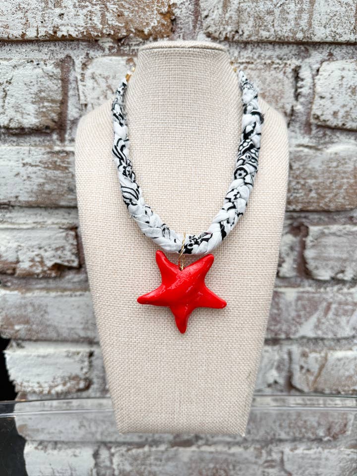 Bandana Bianco Spesso con Collana a Stella Rossa per la vendita all'ingrosso da parte di Chic’d Out