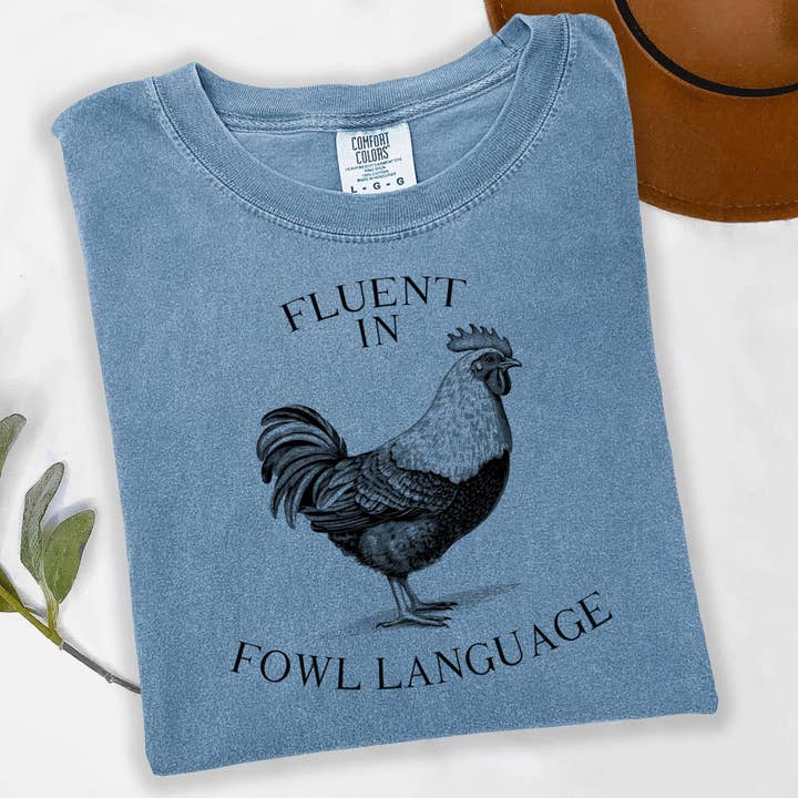Fluent en Langage des Volatiles T-shirt, T-shirt Poulet Drôle, Tee-shirt de Ferme Couleurs Confort®, T-shirt Coq, T-shirt Homestead, Tee-shirt Vie à la Campagne, Cadeau Poulet pour la vente par Epic Life - Designed