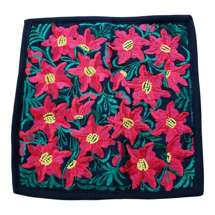 Kerstkussenhoes Oaxaca handgemaakte geborduurde poinsettia Noche Buena voor wholesale door The Little Pueblo