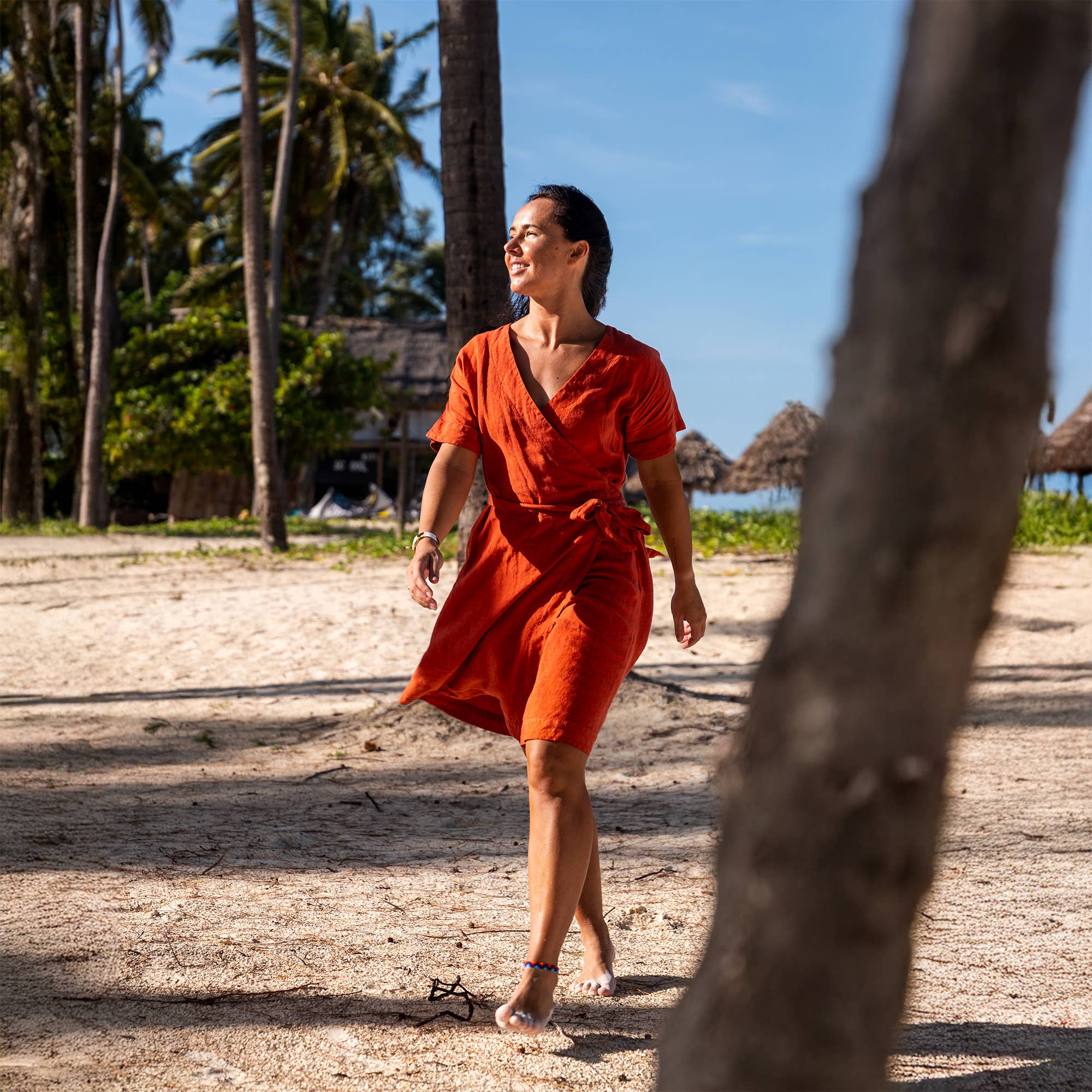 menique – Vestido - Mulher por atacado – Vestido Envelope Midi de Linho Natural Eliana para Praia de Verão4