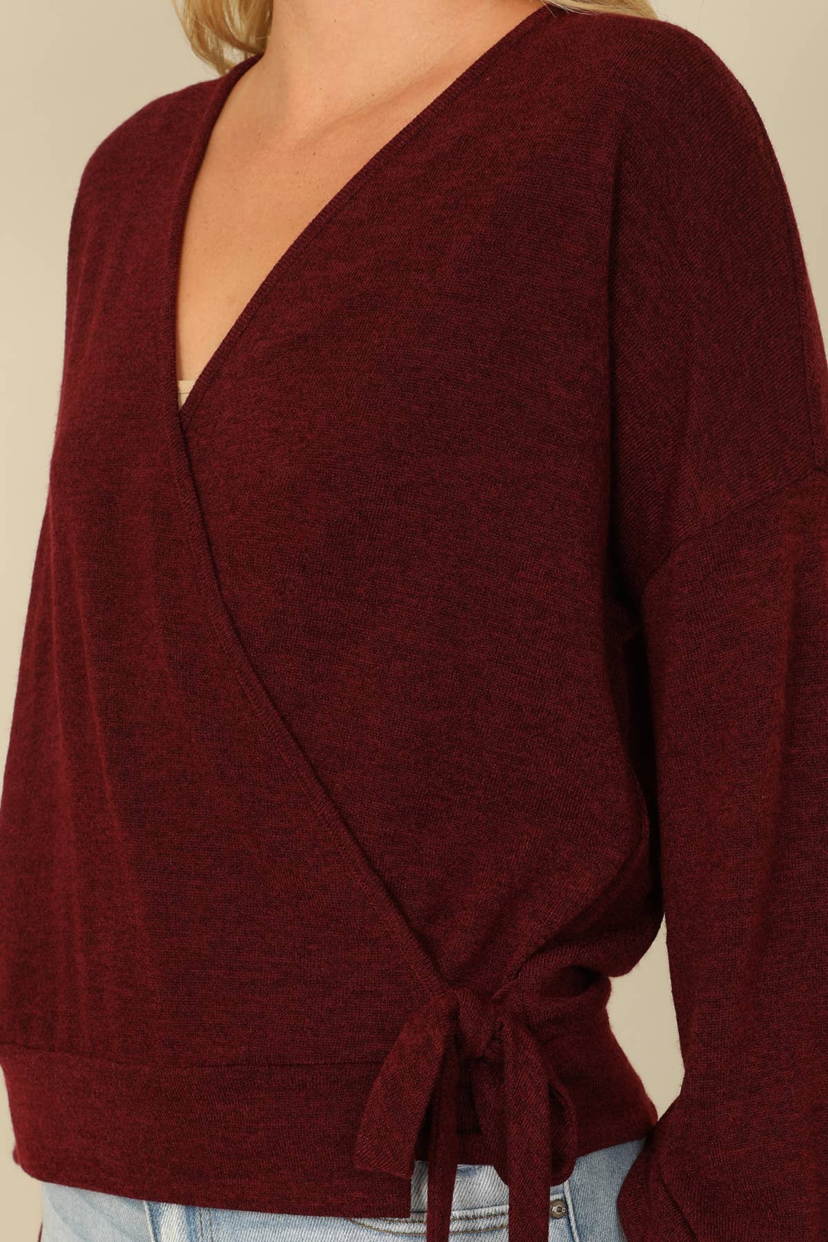 You & Me – Großhandel Bluse – Damen – YMT20079SOLID LANGÄRMELIGES BAUERNBLUSE-WICKELTOP MIT SEITLICHEM BINDEN UND ÜBERSCHNITTENEM AUSSCHNITT19