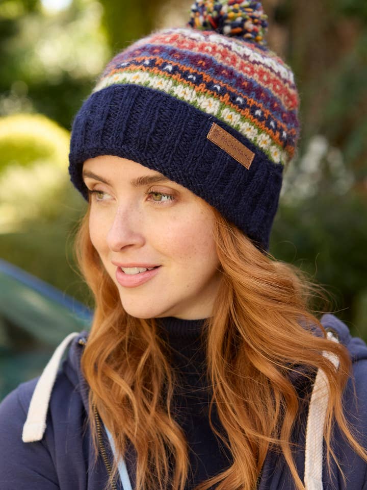 Colorado - Gorro de punto Fair Isle azul oscuro con borla para mujer para venta al por mayor de Pachamama Ltd