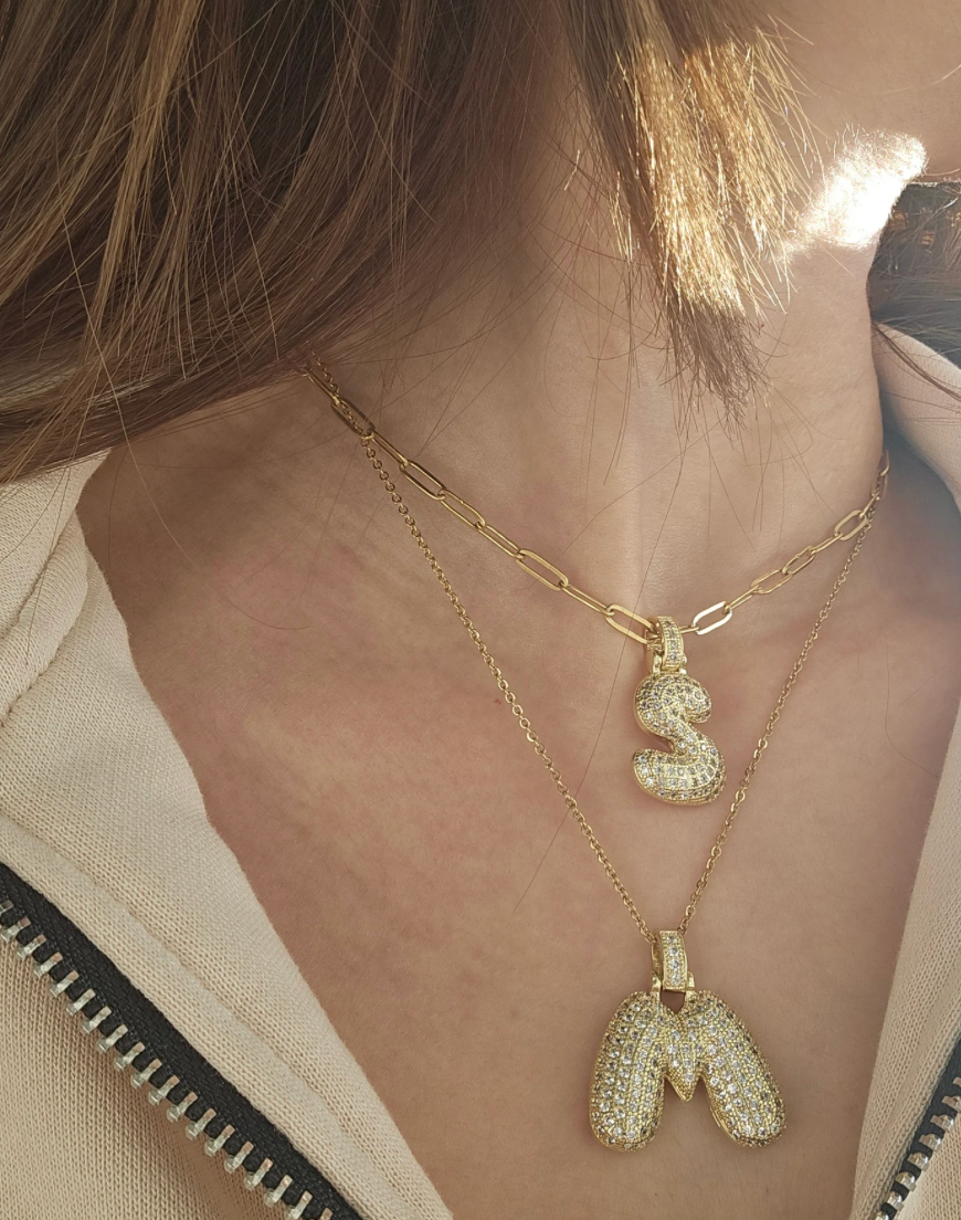 Ouro amarelo Pavé Bubble Letter Iniciais Colar em Aço Ouro 14K para venda a revendedores na Faire35