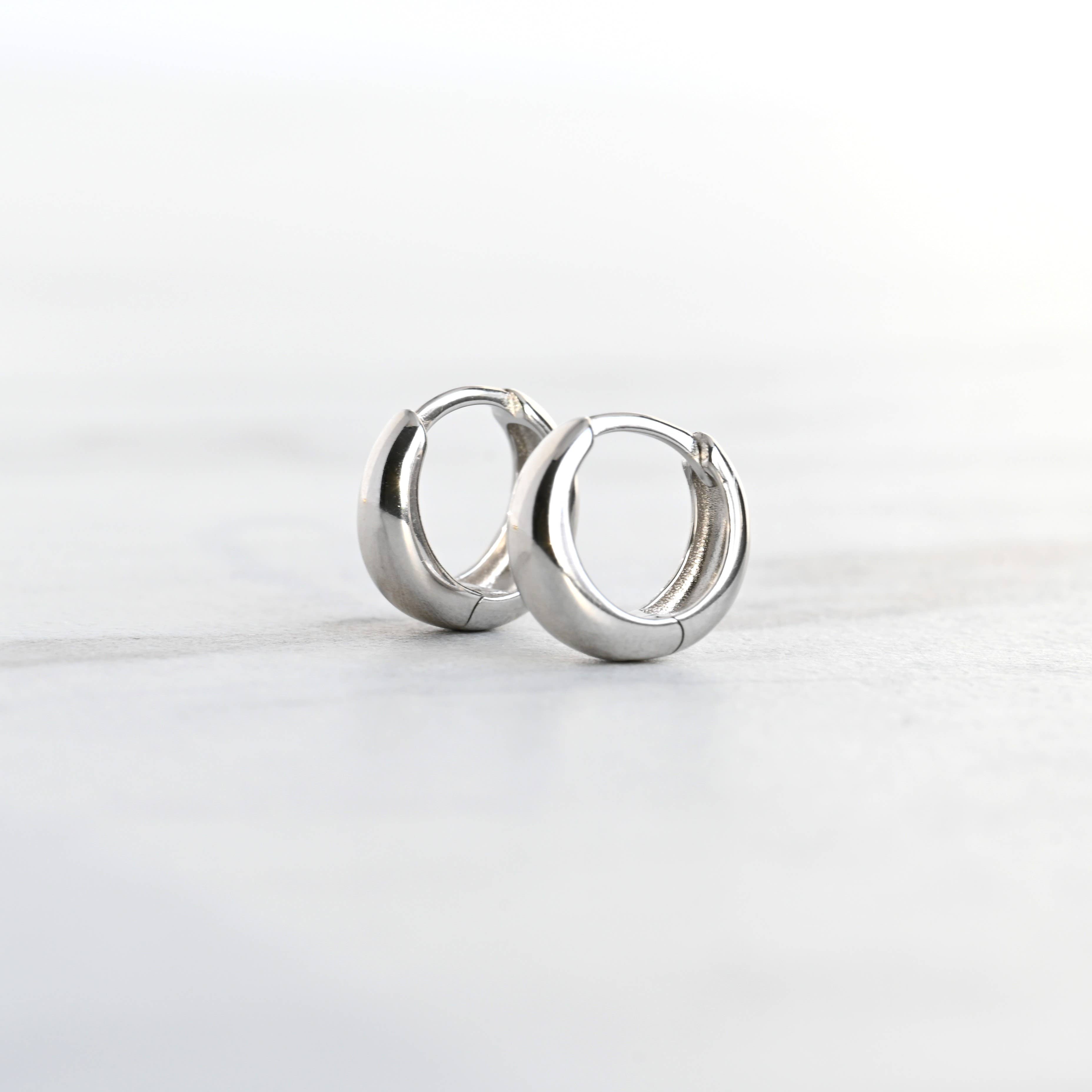 Blueyejewelry - Vendita all'ingrosso Orecchini a cerchietto - Cerchi spessi piccoli - Orecchini huggie in argento sterling e vermeil oro 18k6