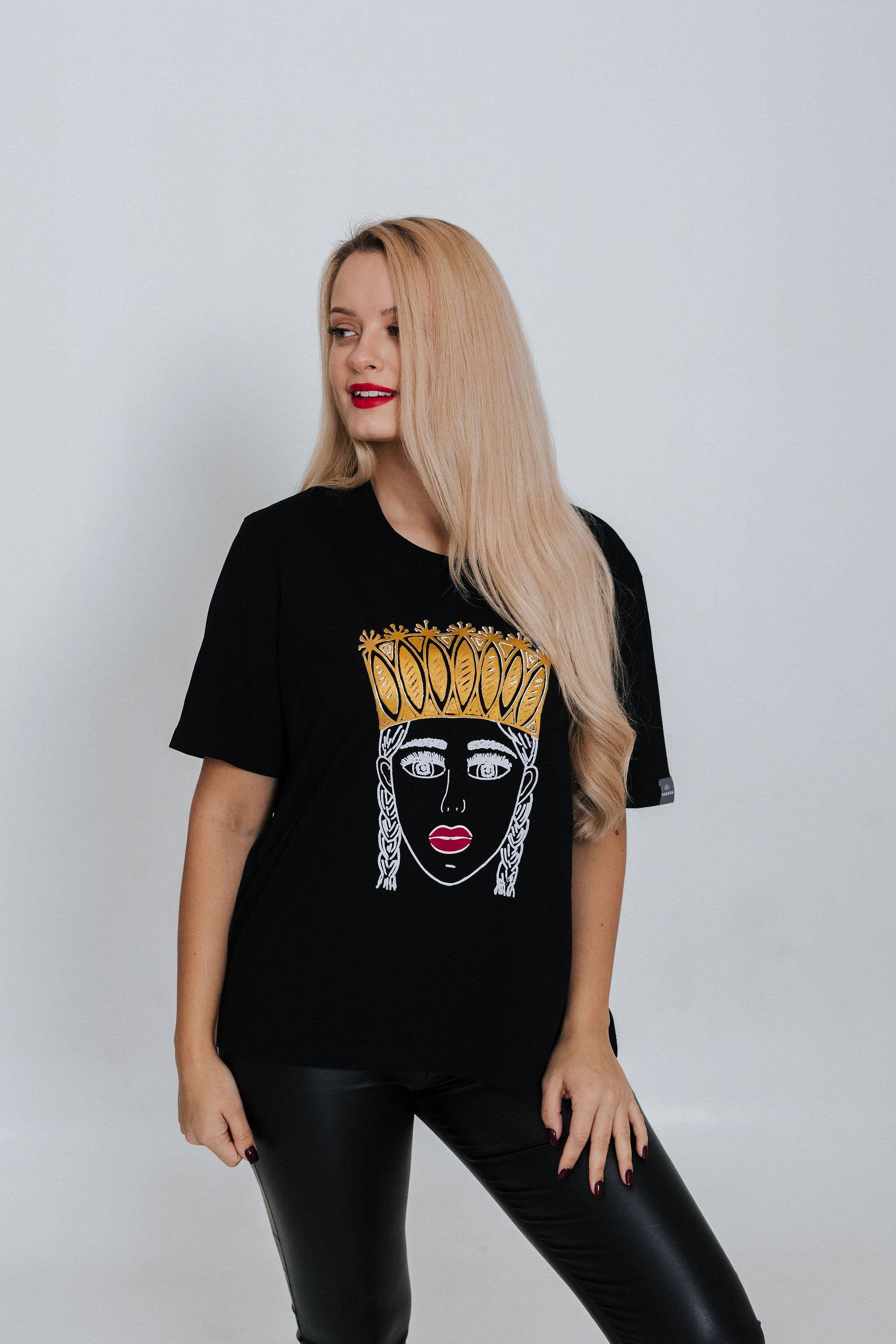 RADADA - Venta al por mayor Camiseta serigrafiada - Mujer - CHICA CON UNA CORONA Y LABIOS ROJOS. CAMISETA NEGRA3