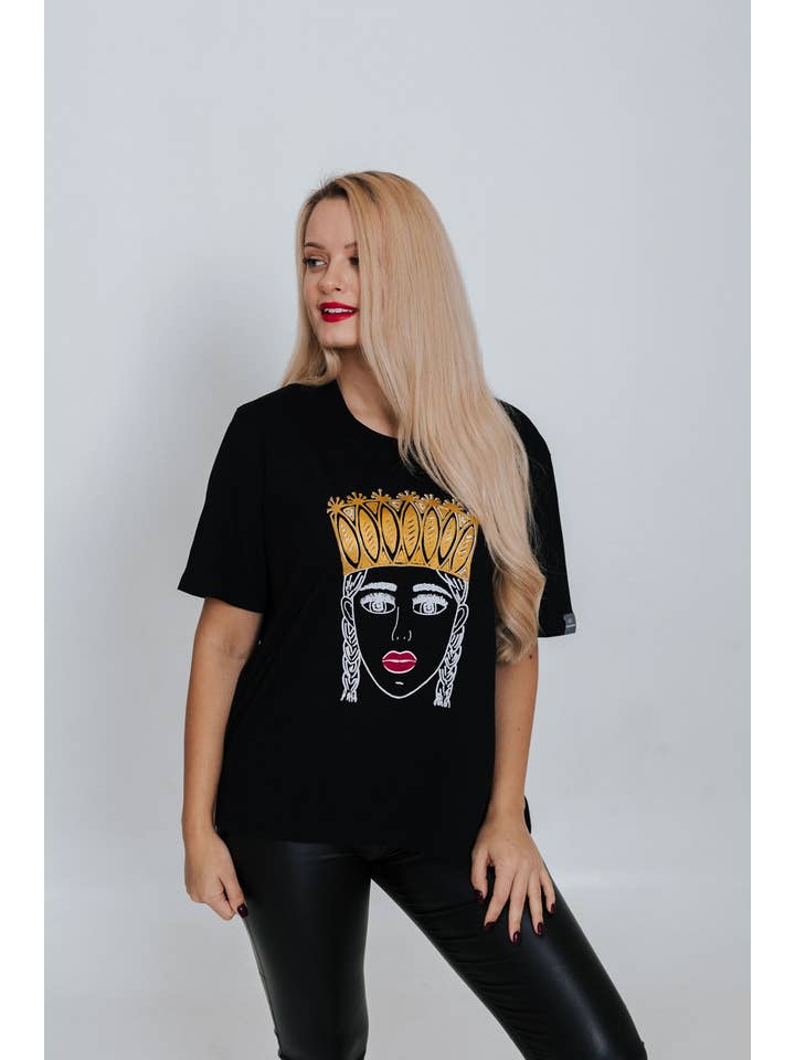 RADADA - Venta al por mayor Camiseta serigrafiada - Mujer - CHICA CON UNA CORONA Y LABIOS ROJOS. CAMISETA NEGRA3