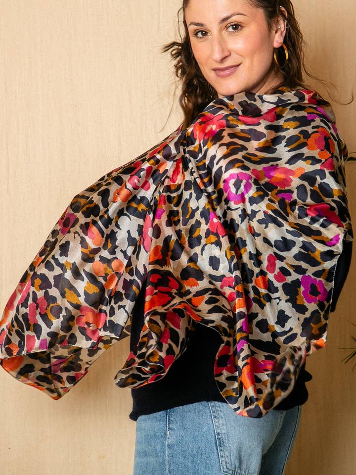 Pañuelo de Seda Grande con Leopardo Funky para venta al por mayor de Tilley & Grace