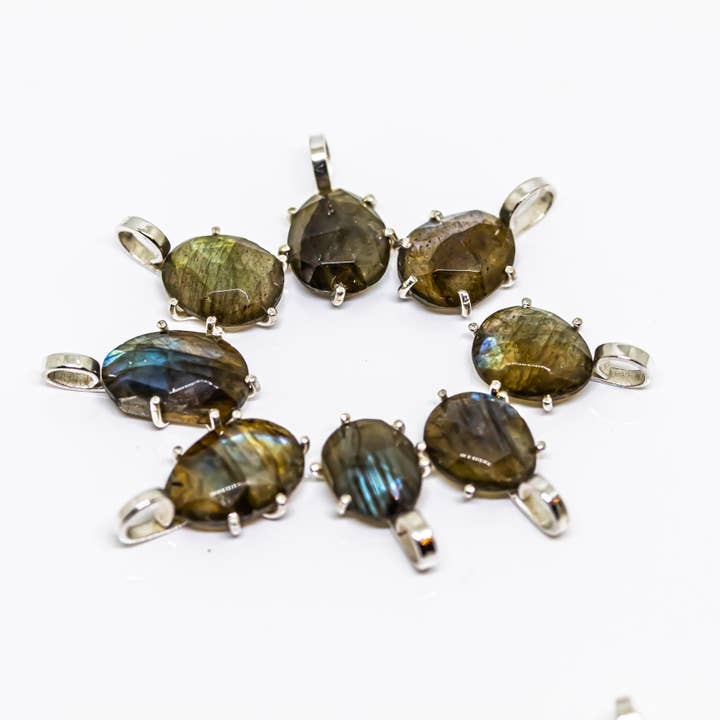 Collar con colgante de labradorita en plata de ley para venta al por mayor de Quasar Gems USA