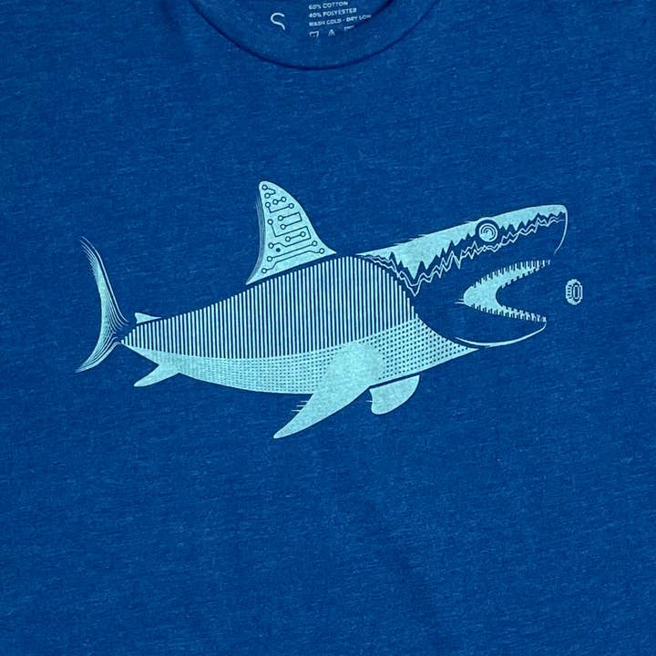 STORY SPARK – Engroshandel T-shirt med serigrafitryk – til børn – FINTECH - Techy Shark grafisk T-shirt til børn1