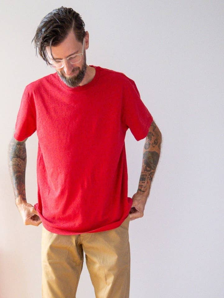 T-shirt à manches courtes de poids moyen - Rouge pour la vente par Grown and Sewn
