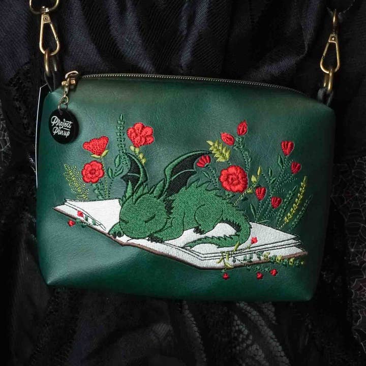 Petit sac bandoulière Dragon Livre de Sommeil vert forêt avec quincaillerie en laiton pour la vente par Project Pinup