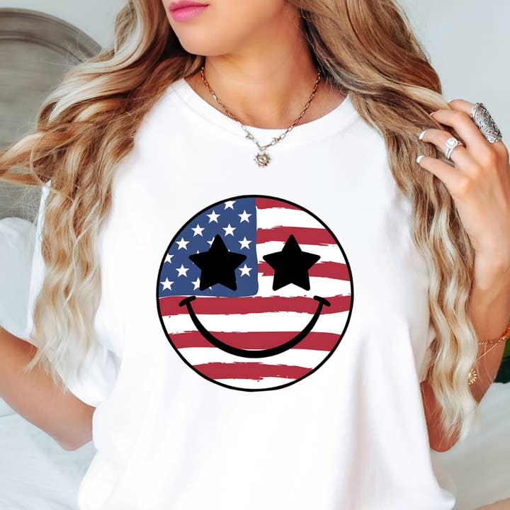 Camiseta gráfica de la cara sonriente con bandera estadounidense para el 4 de julio para venta al por mayor de Happy Mail Wholesale