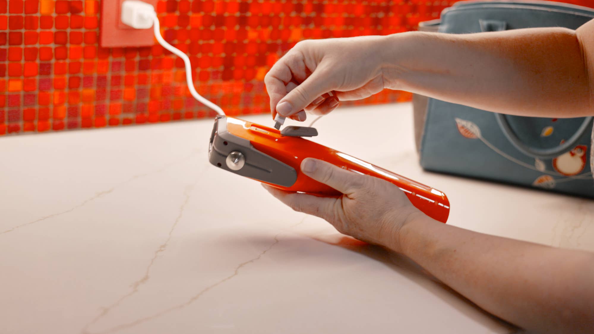 Kelvin Tools - Wholesale Handy Tool - Kelvin 8 - Automotive Emergency Multi Tool & Cell Charger3