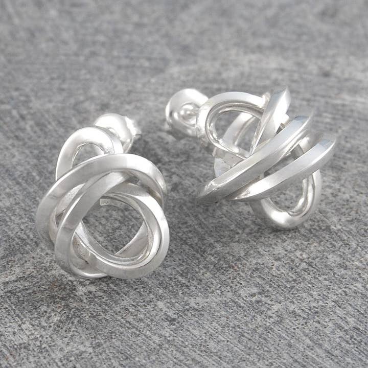 Boucles d'oreilles en argent à nœud angulaire pour la vente par Otis Jaxon London