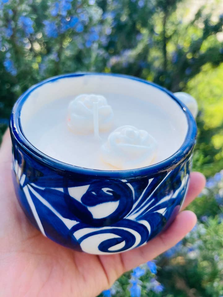 Bukett med vita rosor Ljus | Handgjord mexikansk Talavera-mugg | Doftljus | Sojavax för wholesale av AZUCENA