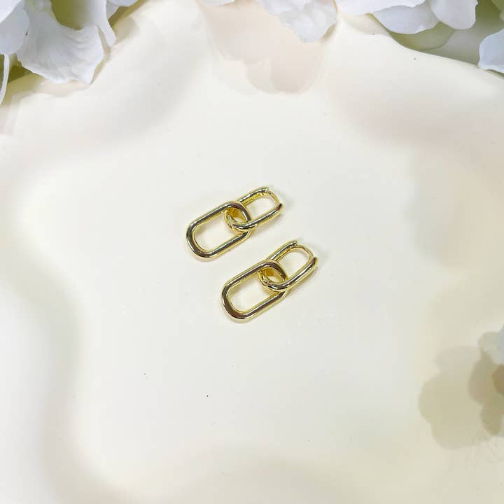 Melange Blanc - Wholesale Huggie Earrings - E178 gold oval link chain huggie hoop dangle earrings4