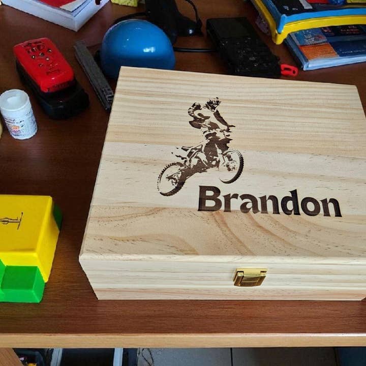 Boîte à souvenirs personnalisée pour garçons – Boîte à mémoire en bois | Pin ou bambou (8x10x4) pour la vente par Newfashioned Relics