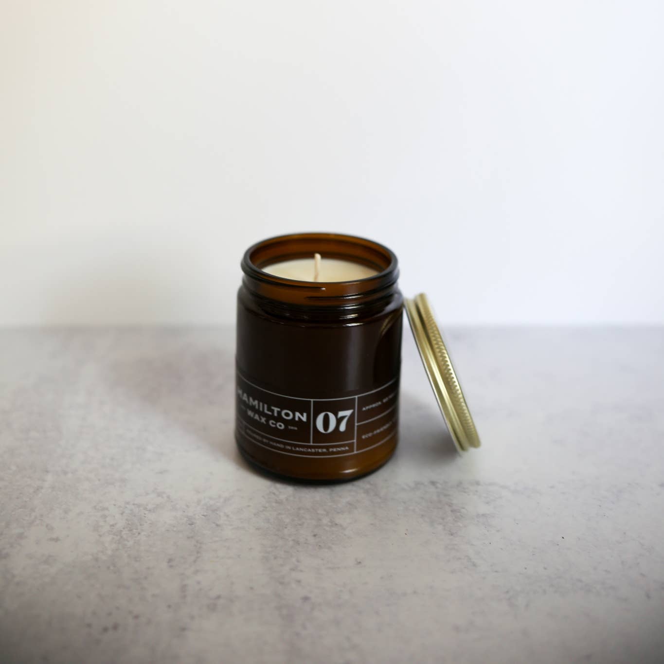 Hamilton Wax Co. - Vente Bougie en bocal - 07 Cuir & Teckwood - Bocal en verre ambré1