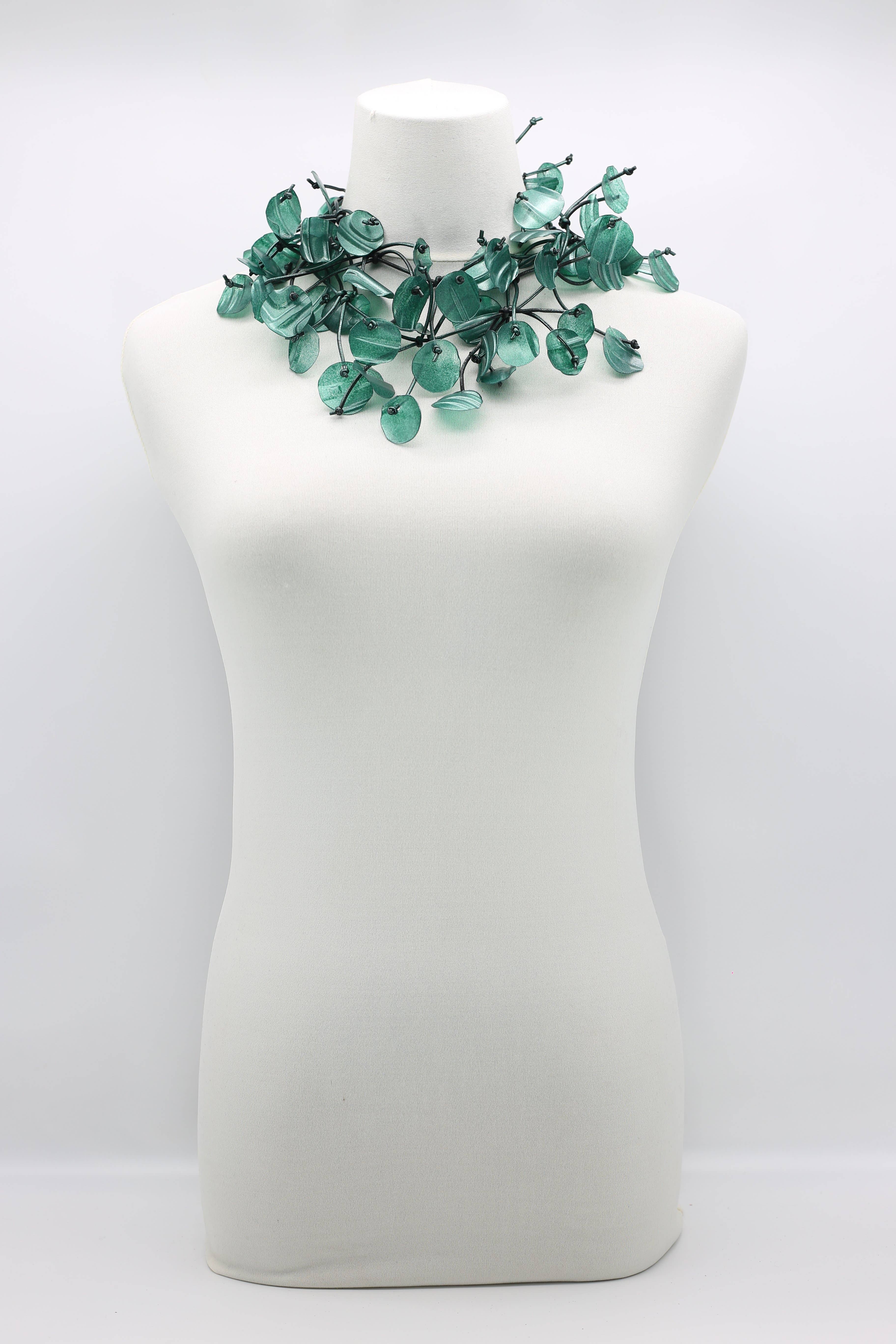 Jianhui London – Großhandel Statement-Halsketten – Halskette mit Seerosenblättern aus recyceltem Kunststoff, lang, handbemalt14