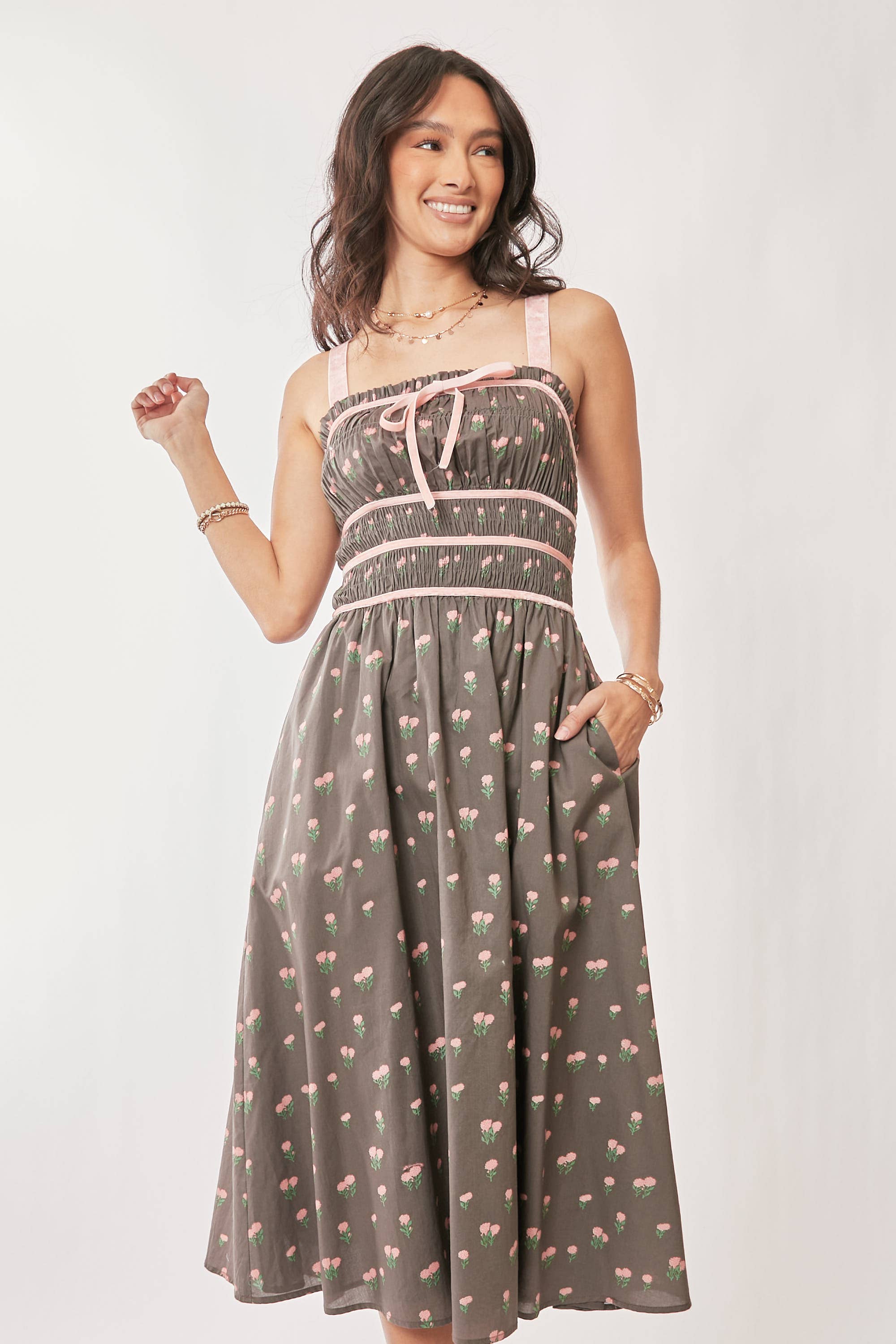 Davi & Dani - Vente Robe – femme - ROBE MIDI EN VELOURS À SMOCKING AVEC PLUS DE CONTRASTE16