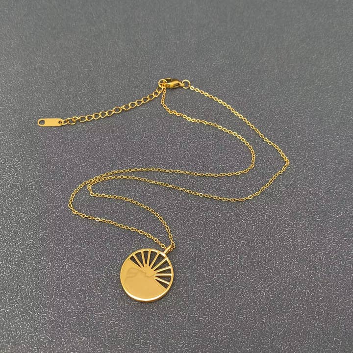 Mio Queena - Vendita all'ingrosso Collana con ciondolo/pendaglio - Collana con ciondolo a stella e sole in acciaio inossidabile placcato oro 18K - FGS/MS2