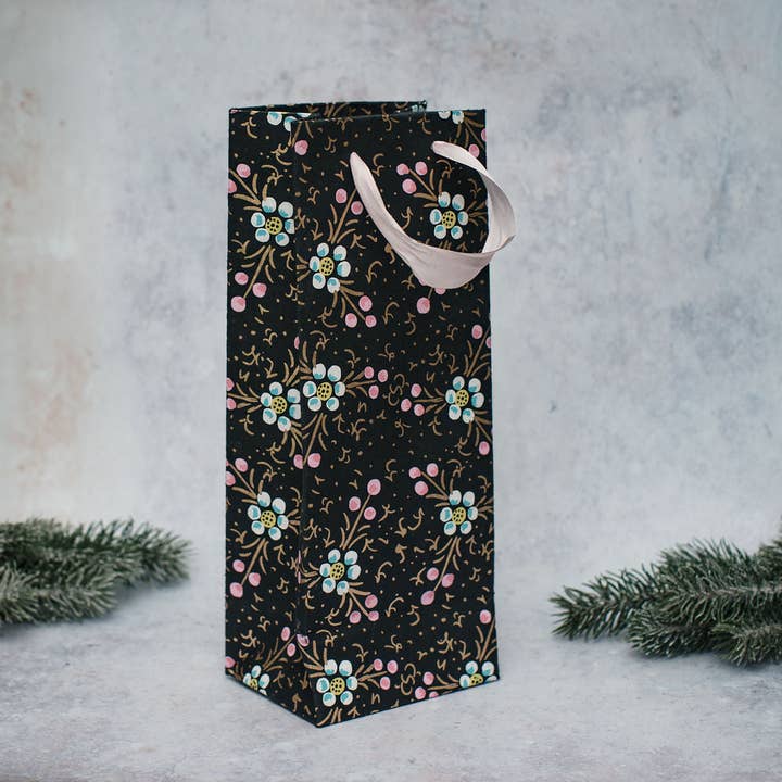 Sort indisk blomsterpapir gavepose - vinflaskepose for engroshandel hos Bollywood Christmas