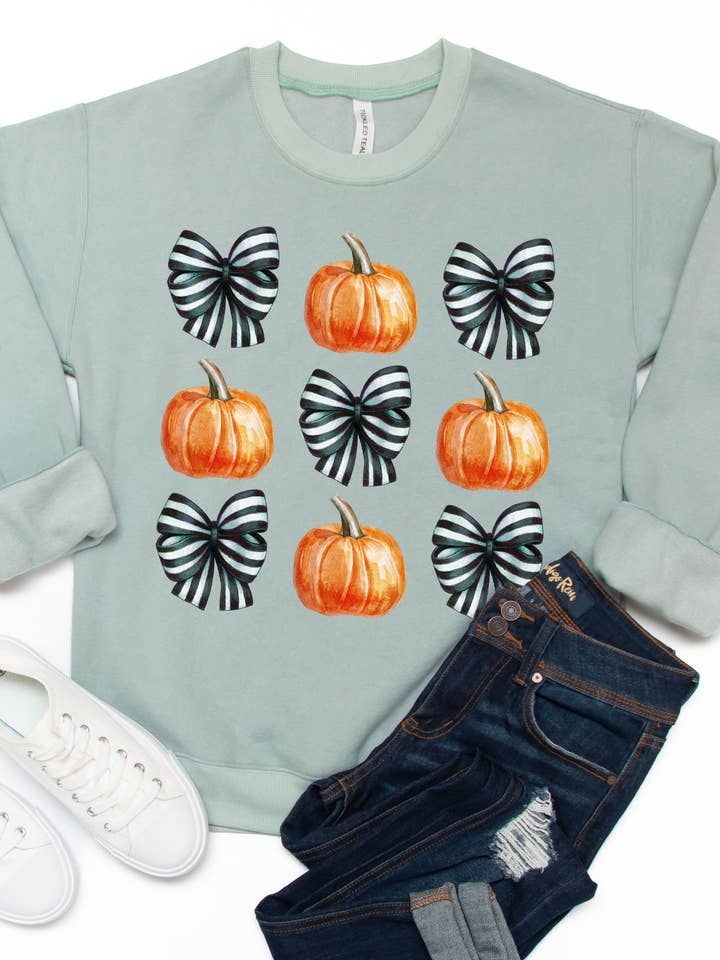 Tickled Teal – Großhandel Sweatshirt mit Grafikdruck – Damen – Sweatshirt mit Streifenmotiv „Bows & Pumpkins“4