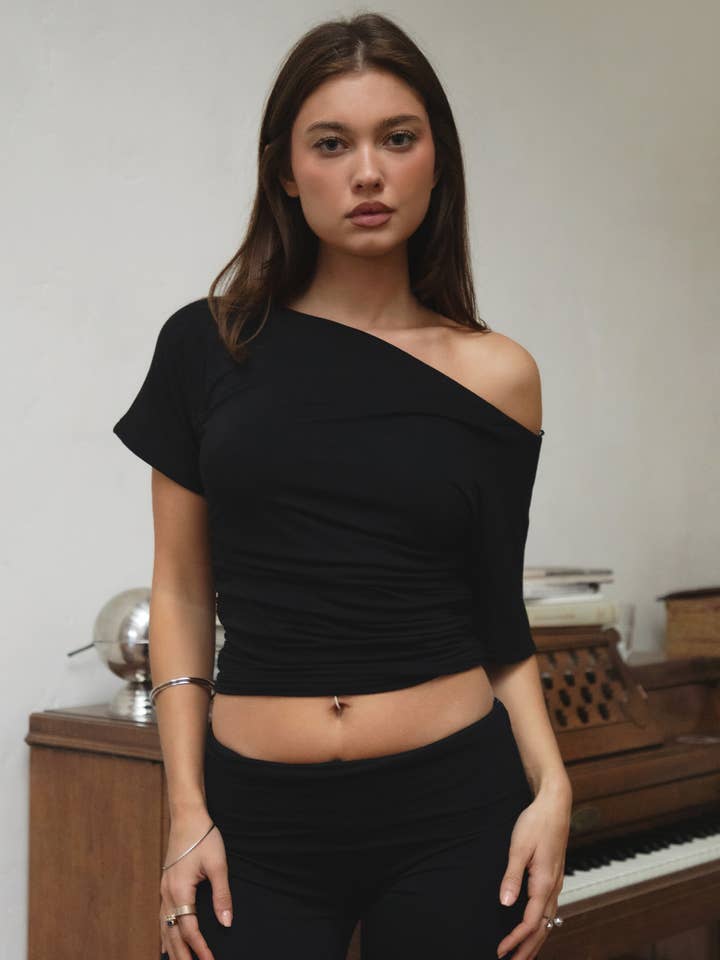 RAYAE Asymmetrisk Slouchy Bred Bådudskæring Off-Shoulder Top for engroshandel hos TICTOC