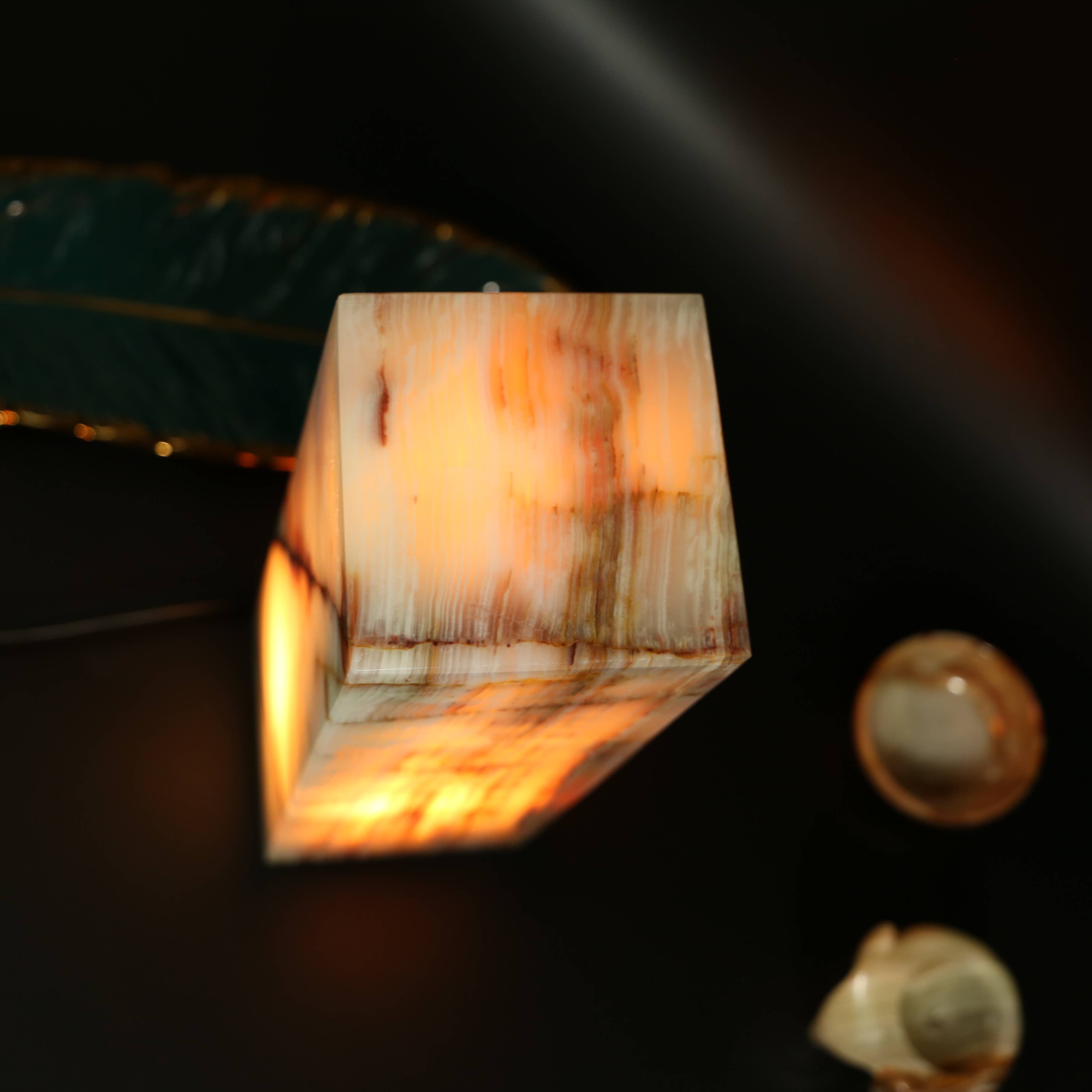 Gemstone Gifts Ltd. – wholesale Accent/desk lamp – Onyx Cube Tower Lamp 12"11