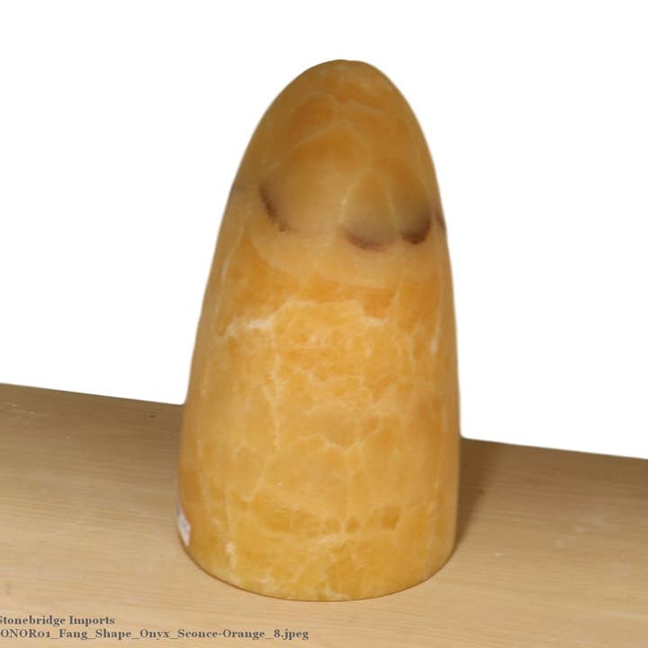 Onyx-Wandleuchte in Fangform, Orange für den Großhandel von Stonebridge Imports