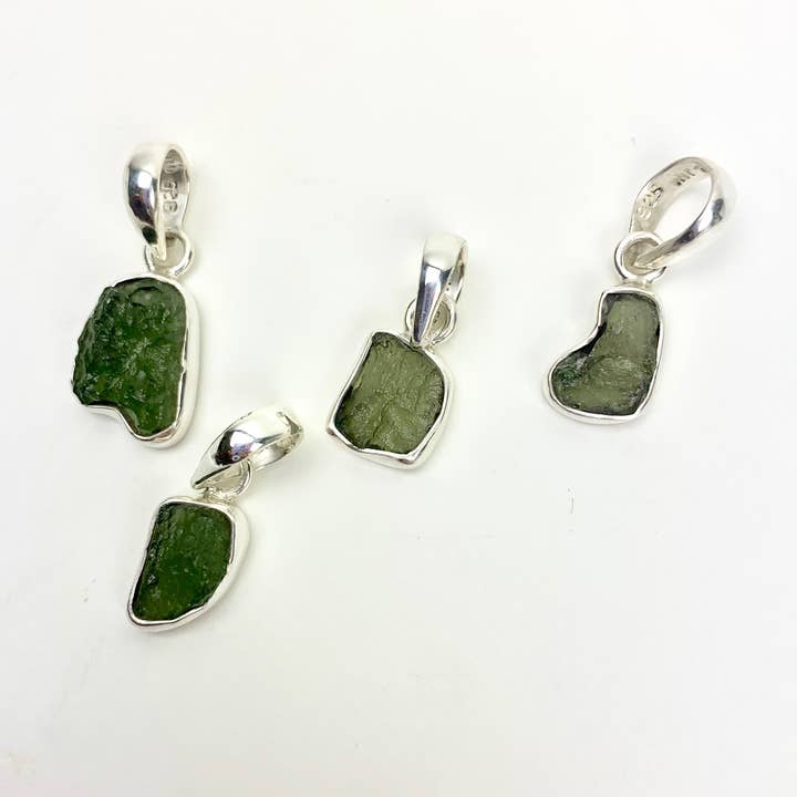 Colgantes de moldavita | 10-15 mm para venta al por mayor de Pelham Grayson Rose