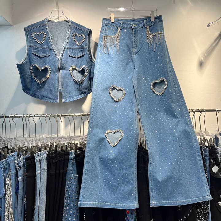 Conjunto de Chaleco de Mezclilla con Corte en Corazón M131 y Jeans con Tachuelas de Diamantes de Imitación para venta al por mayor de Sanyao Fashion