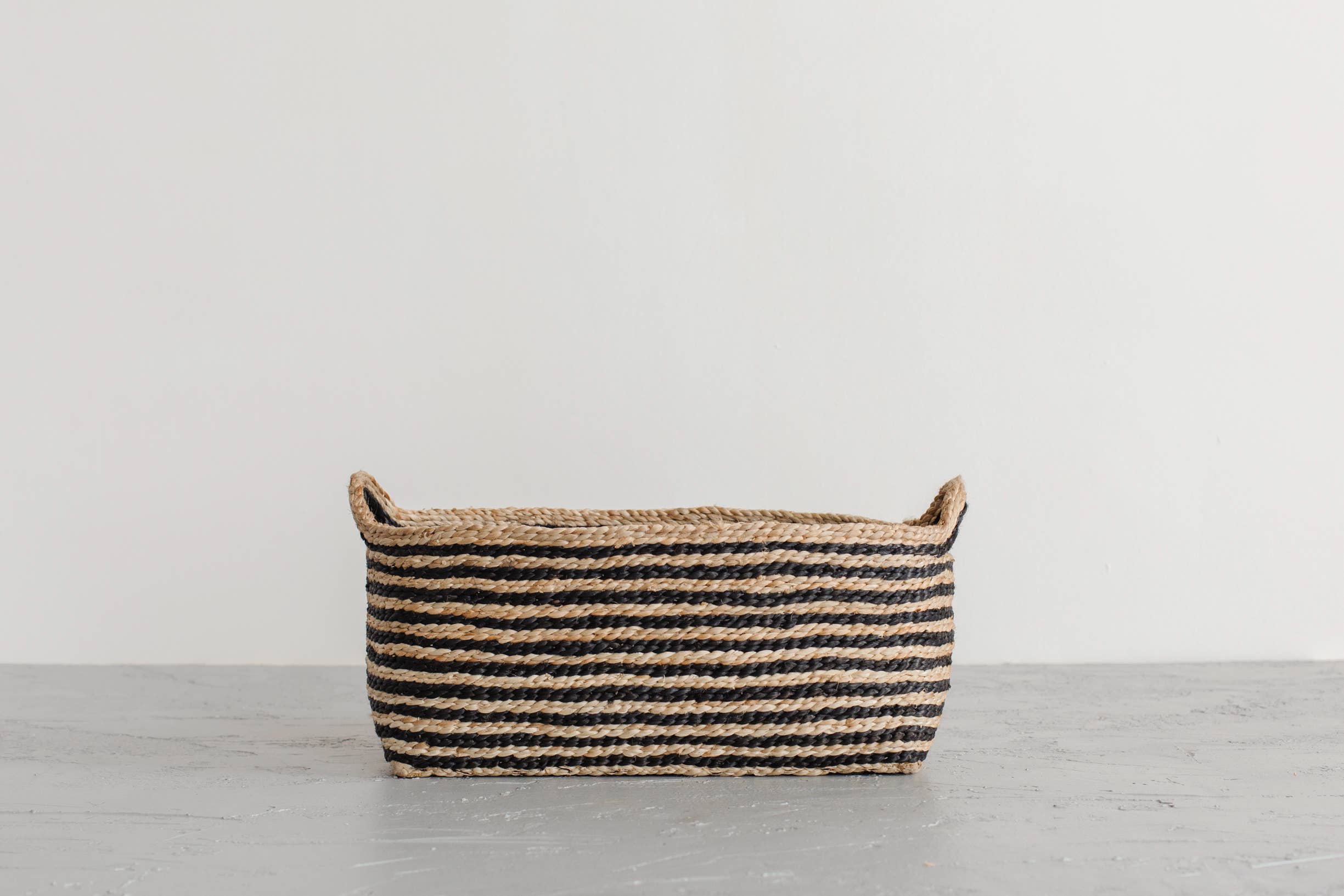 Will & Atlas – wholesale Prydnadsbricka – Rektangulär brickkorg, jute - randig3