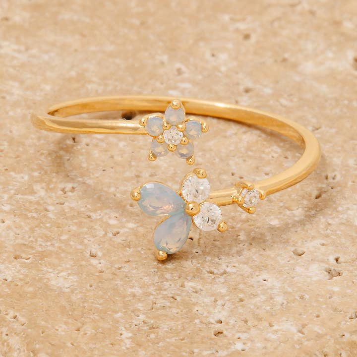 Anello a fascia aperta con farfalla e fiore in zirconia cubica per la vendita all'ingrosso da parte di Anarchy Street