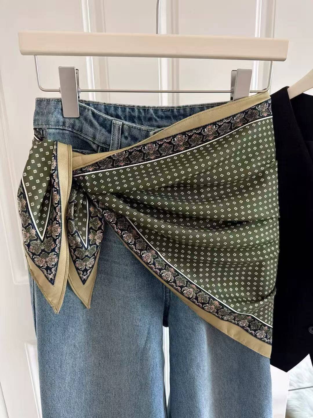 JC Sunny Fashion – wholesale Scarf – Women's – JC023328T Printed Triangle Scarf – Bandana Style Wrap / Shawl21