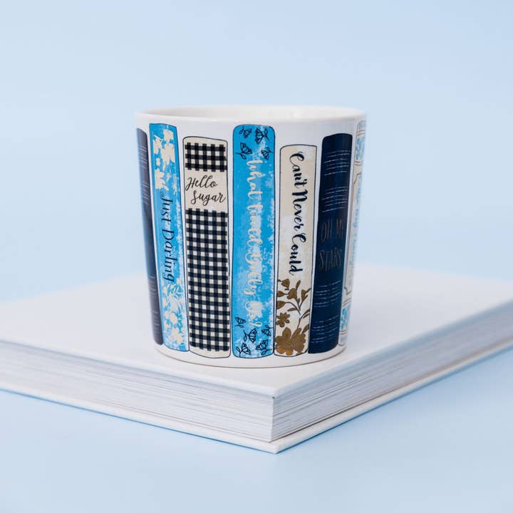 Draper James by Lifeguard Press - Vendita all'ingrosso Tazza - Tazza in ceramica, pila di libri1