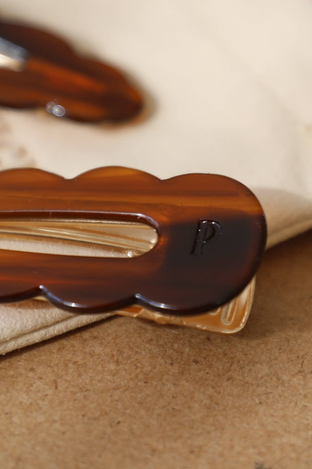 Peignee Paris – Engroshandel Hårspænde – Kvinder – Signature hårklemmer - Ebony (par)1