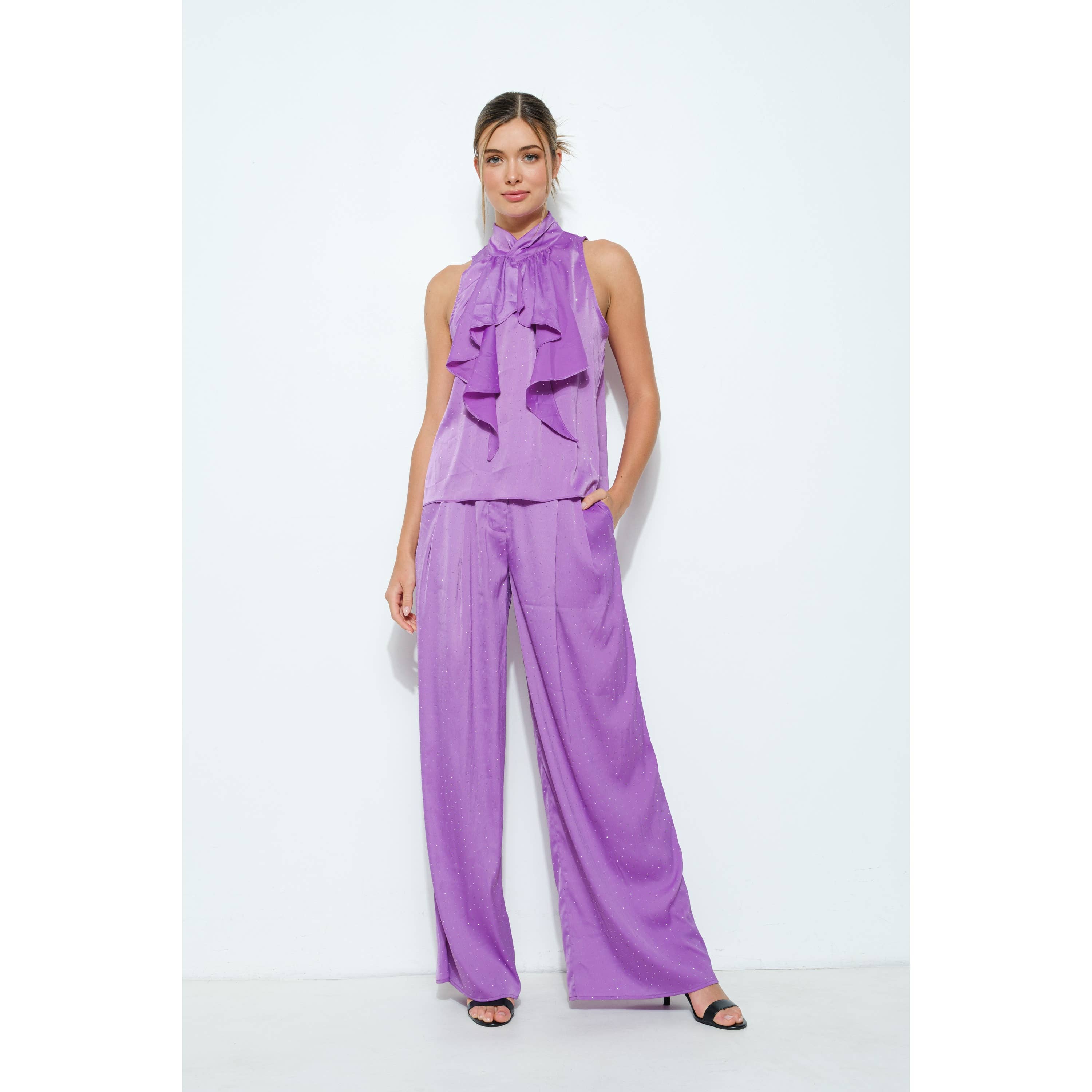 INA – Engroshandel Bluse - Dame – Rhinestone udsmykket top med flæsedetaljer foran4