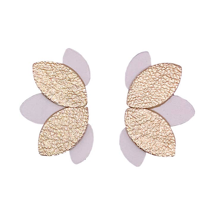 Pendientes de flores en cuero blanco mate y dorado brillante para venta al por mayor de Manali