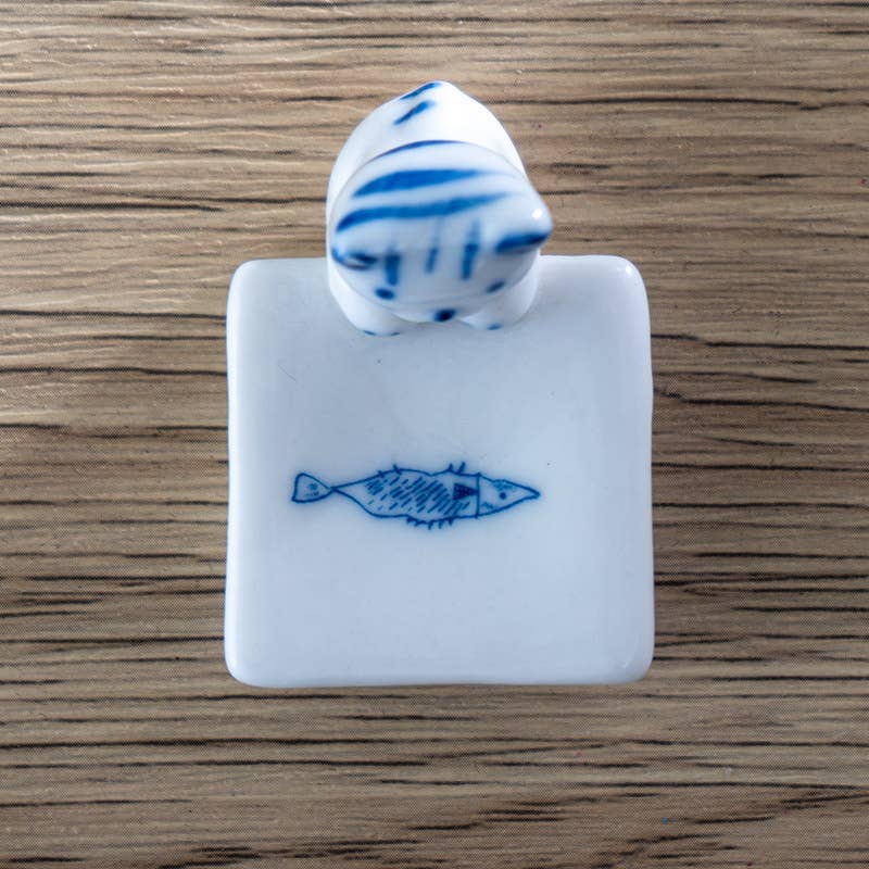 Urban Tokyo - Wholesale Spoon Rest - Cat and Fish Porcelain Chopsticks Rest 1.75"L5