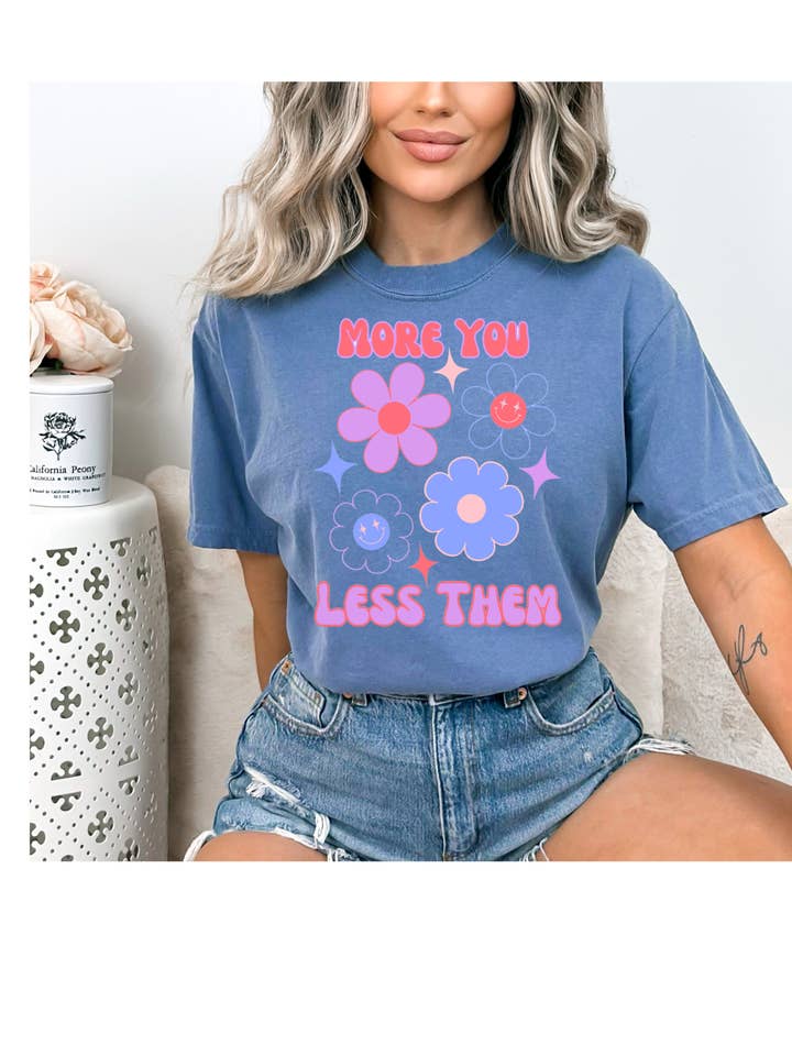 "Meer Jij Minder Zij" Comfort Colors Graphic T-shirt voor wholesale door Charley&Me