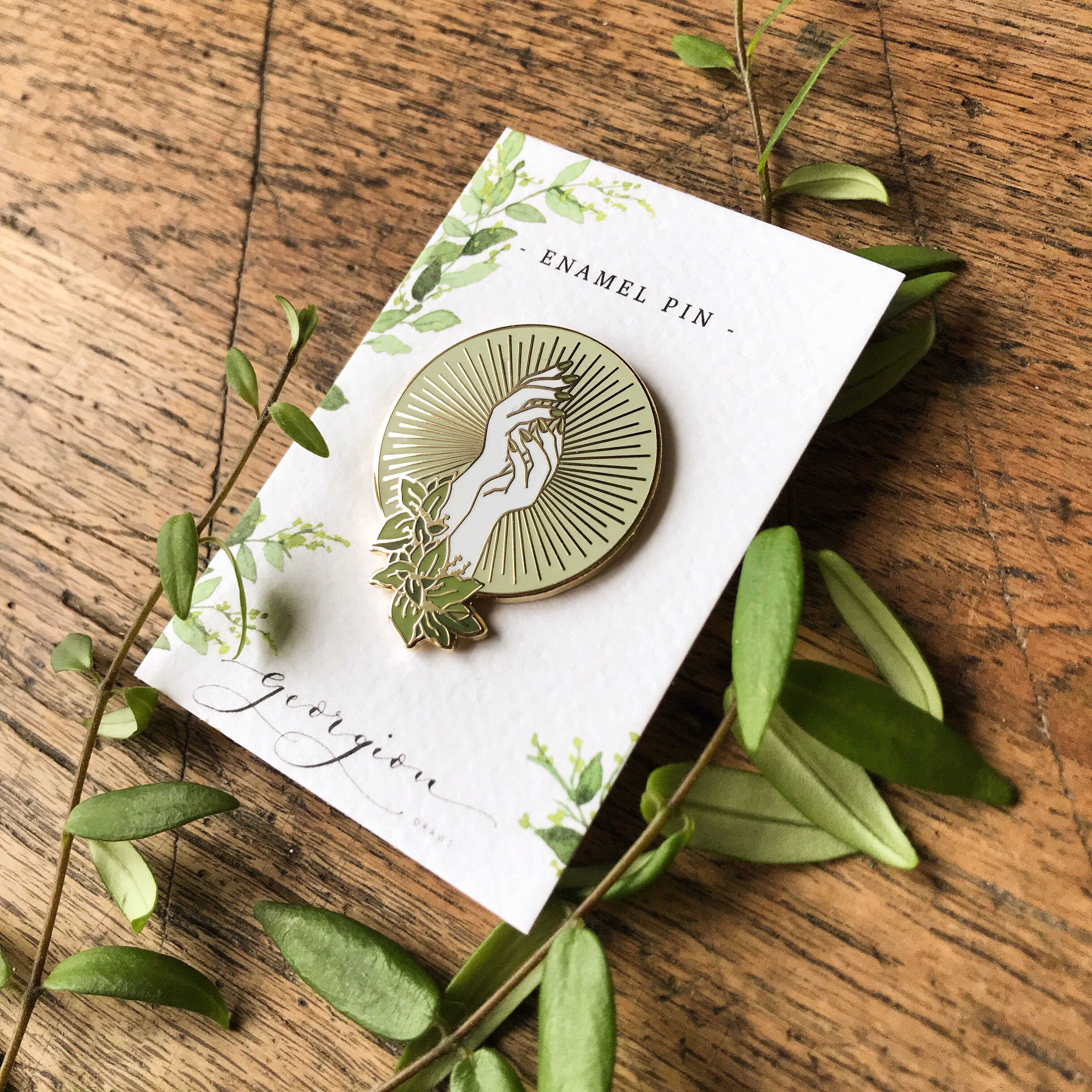 Georgiou Draws - Vendita all'ingrosso Spilla da bavero - Spilla smaltata Green Fingers Sunburst Hands1