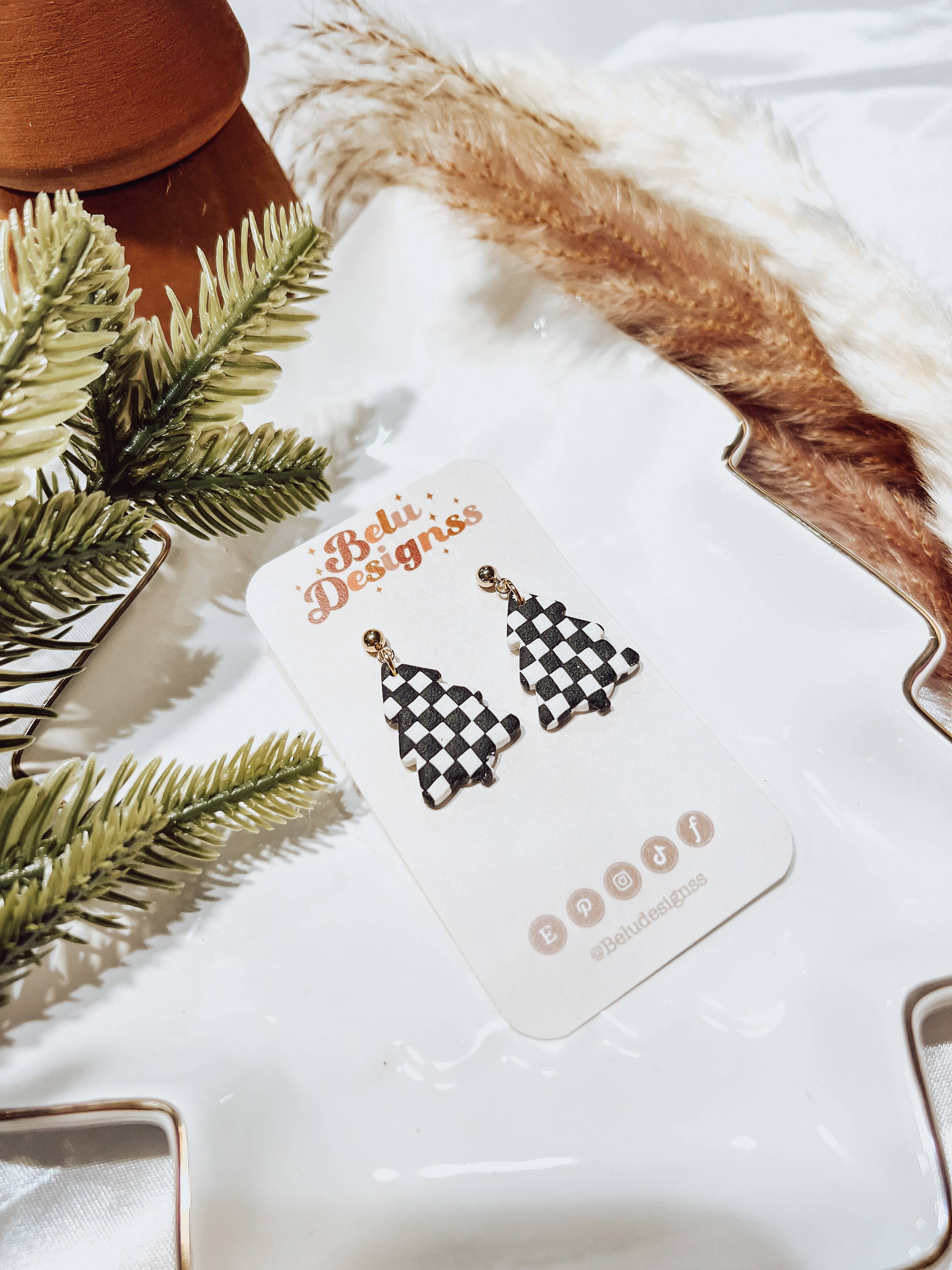 Belu Designss - Wholesale Hangende/ronde oorbellen - Zwart-witte schaakbord kerstboom oorbellen van klei1