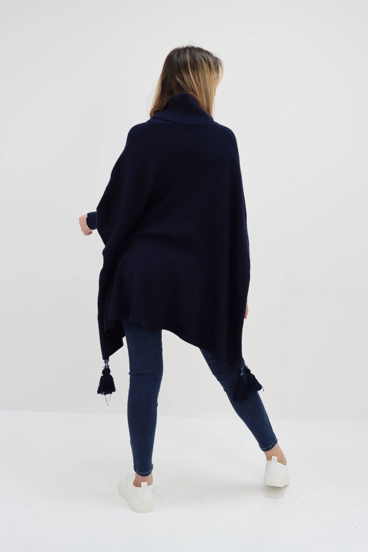 Miss Bold - Vente Poncho – femme - Poncho tunique italien à col bénitier et manches chauve-souris à pompons3