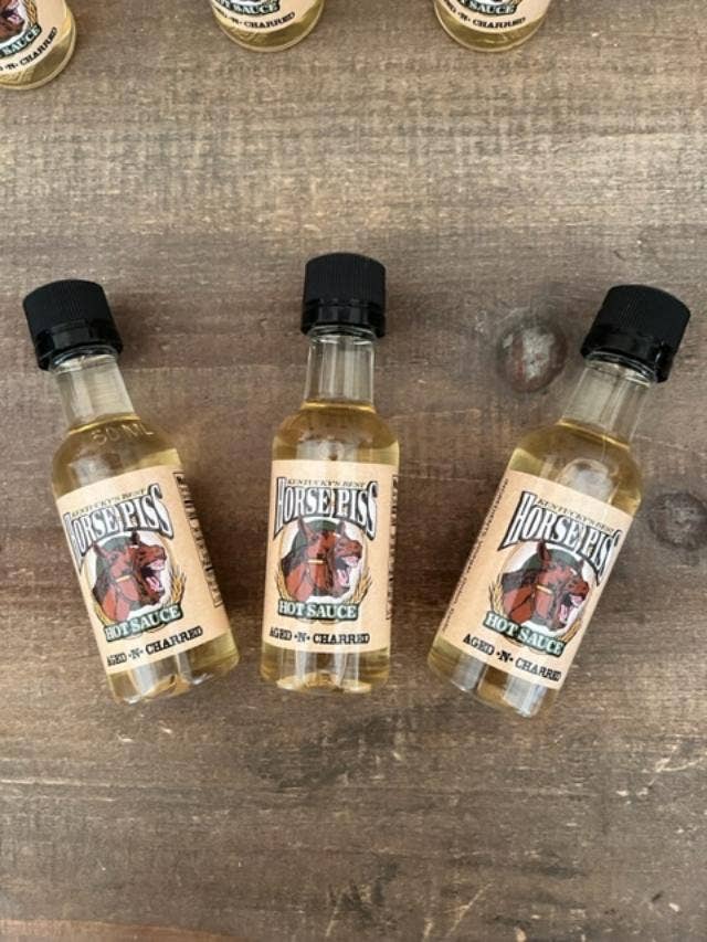 Fairhope Favorites, Inc. – Großhandel Scharfe Soße – Horse Piss Mini Hot Sauce, gereift und verkohlt1