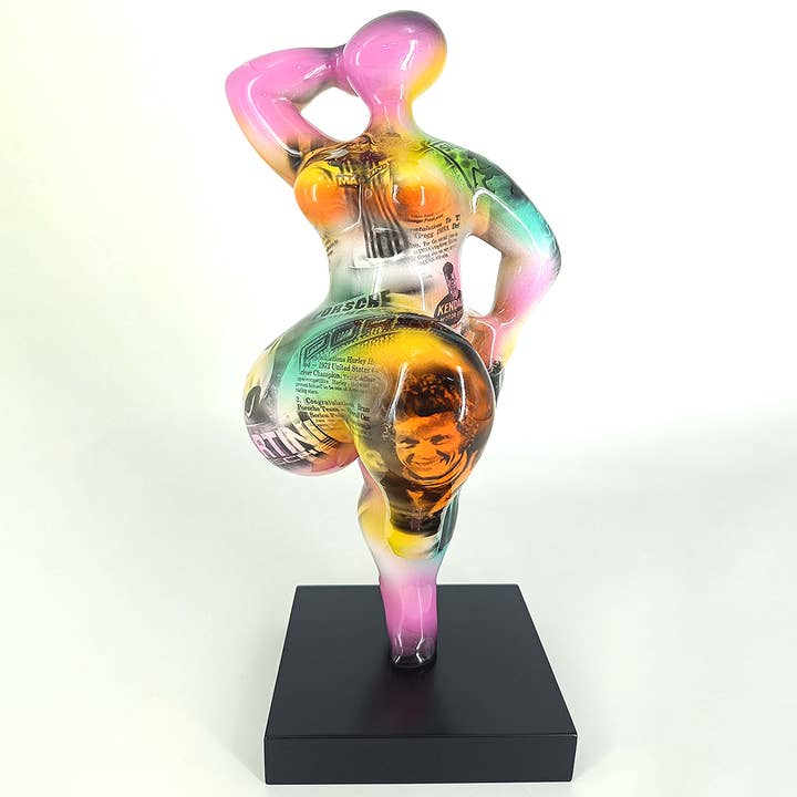 BAILA PORCHE - Figurine d'art peinte à la main pour la vente par JULIARTE
