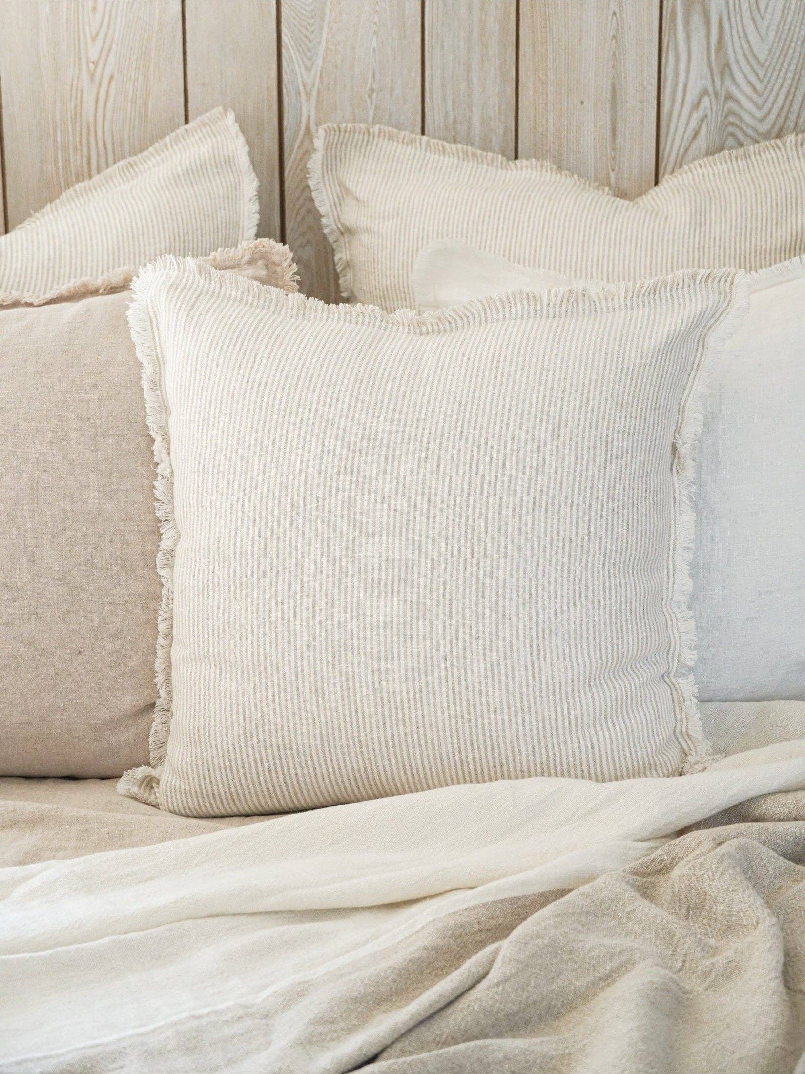 Anaya Home - Wholesale Decoratief kussen - Beige Kussen van Zacht Linnen met Streepjes en Franjes10