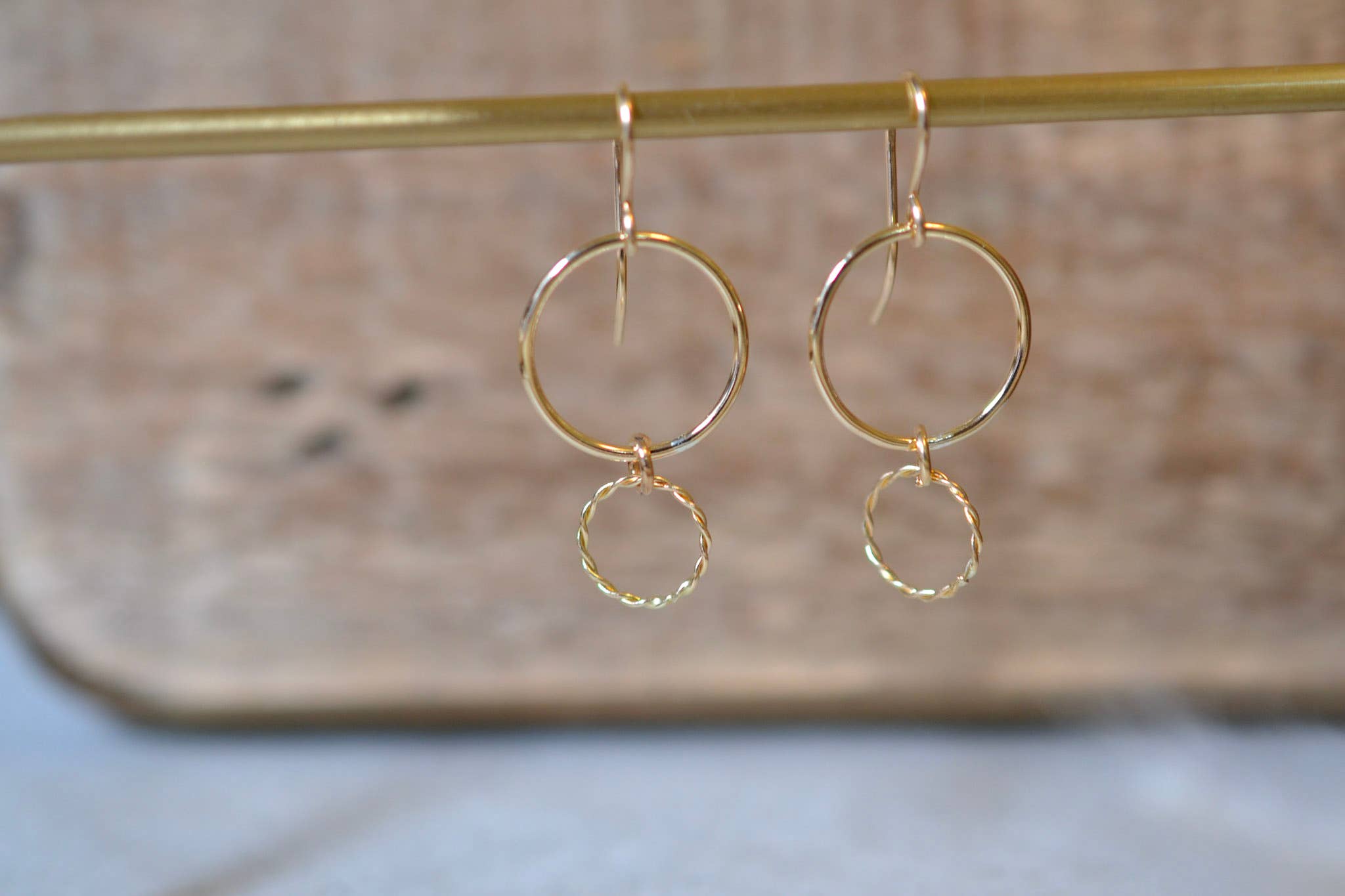 Sela+Sage – Engroshandel Hængeøreringe og creoløreringe – Flettede cirkeltvistøreringe i guldfyldt