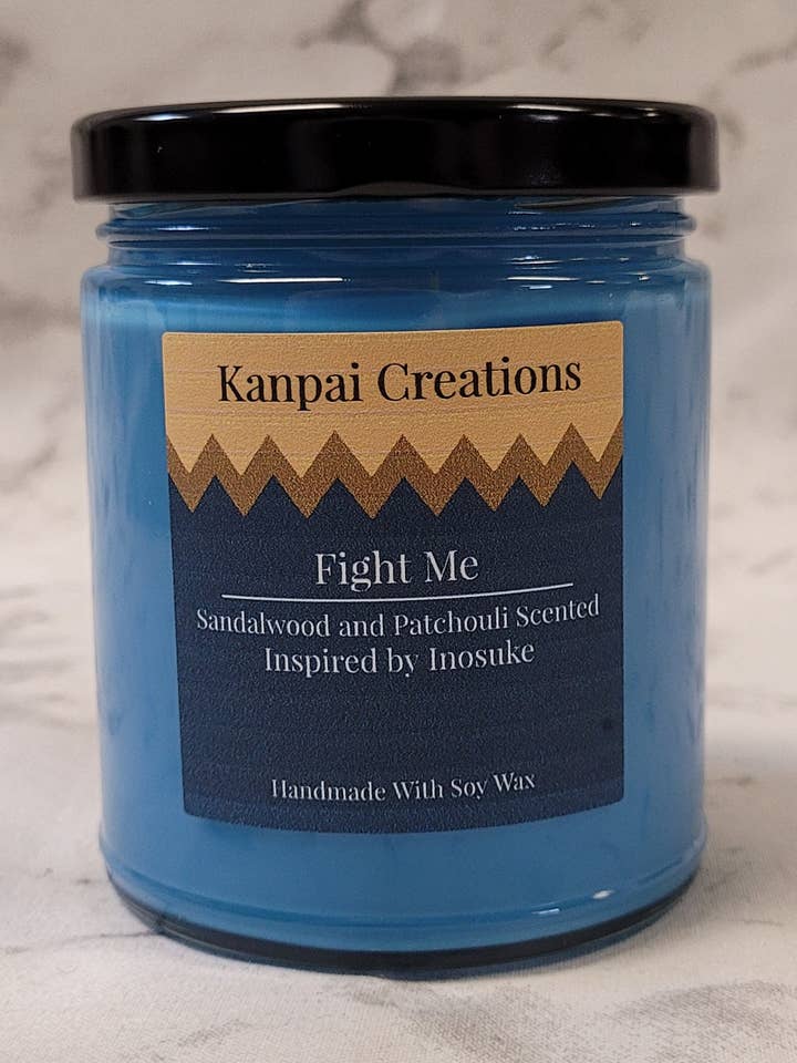 Bougie animée Fight Me, parfumée au patchouli et au bois de santal pour la vente par Kanpai Creations